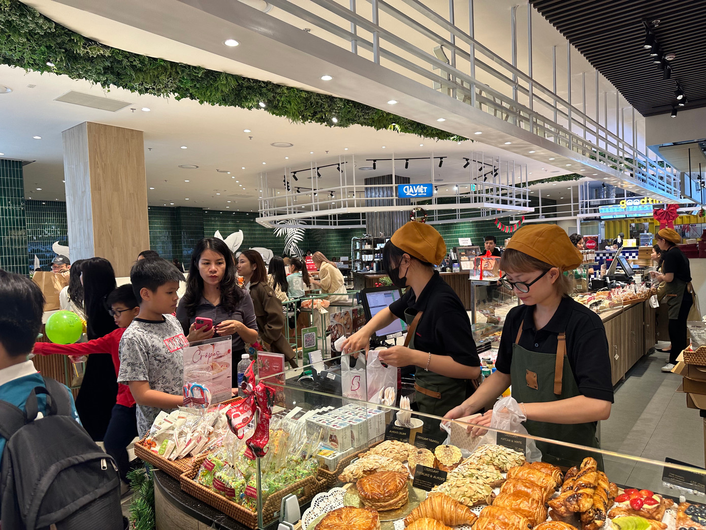 Đến hết tháng 6, cả nước ghi nhận khoảng 304.700 cửa hàng ăn uống. Đến hết tháng 6, cả nước ghi nhận khoảng 304.700 cửa hàng ăn uống.