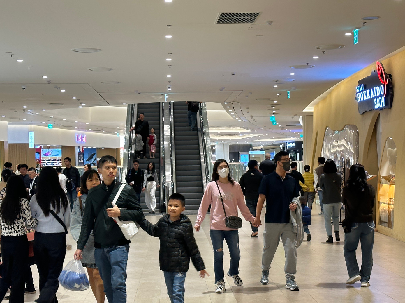 Tranh thủ dịp nghỉ cuối tuần, nhiều người đã đổ về các trung tâm mua sắm để tận hưởng không khí giáng sinh. Các tầng kinh doanh ẩm thực, vui chơi giải trí nườm nượp khách.