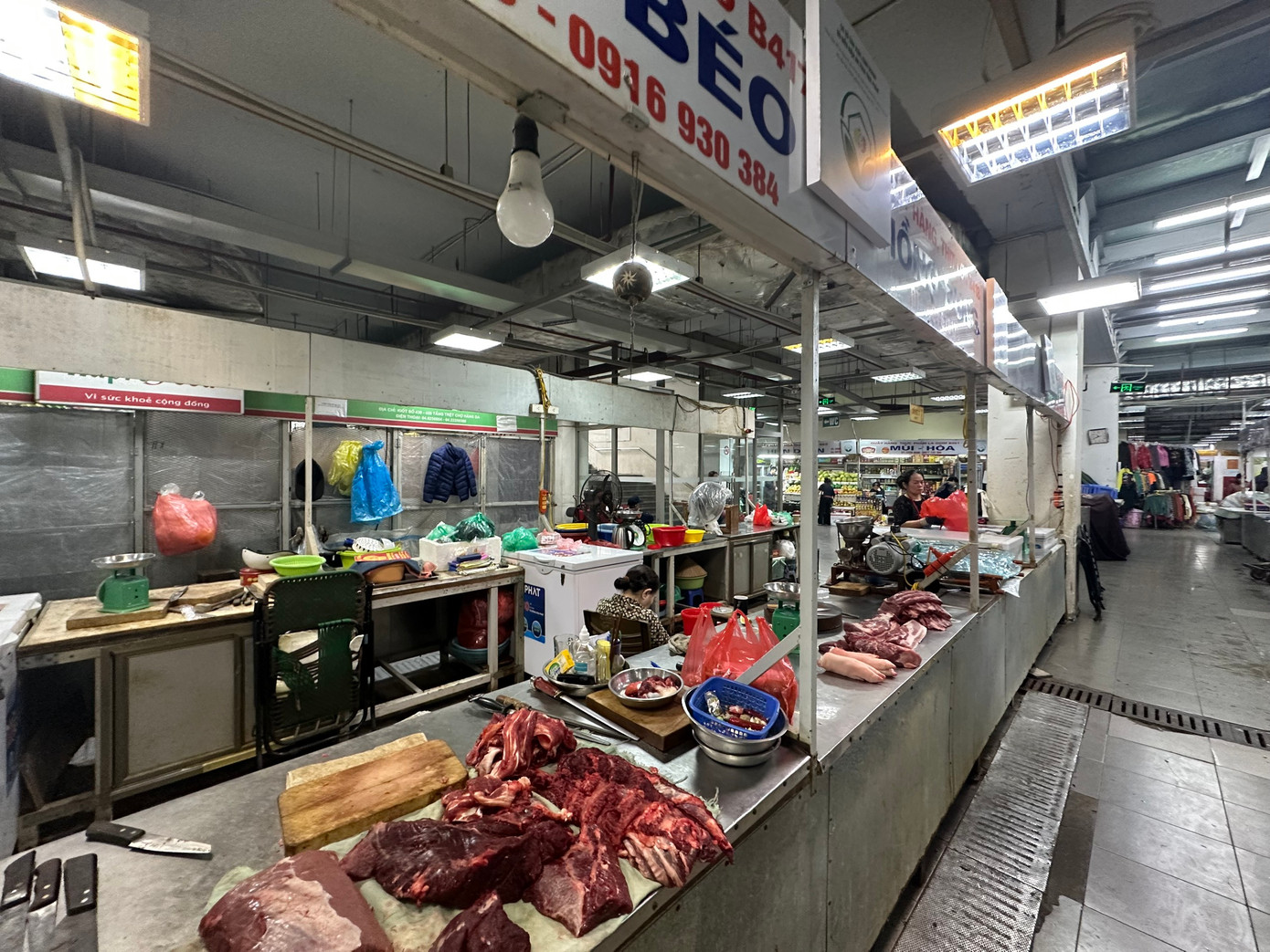 Chủ quầy thực phẩm Minh Phương (chợ Hàng Da) cho biết, mỗi ngày chỉ dám nhập 5 kg thịt lợn, nhưng tới gần trưa vẫn còn nguyên.Theo bà Phương, người dân giảm chi tiêu, chợ truyền thống đã khó bán, mà chợ kiểu mới càng khổ hơn. Nếu cứ tình hình này, thì dù cận Tết hay cuối năm, chợ cũng không có khách. Người vào xem chỉ lác đác khách du lịch, tìm đồ lưu niệm.