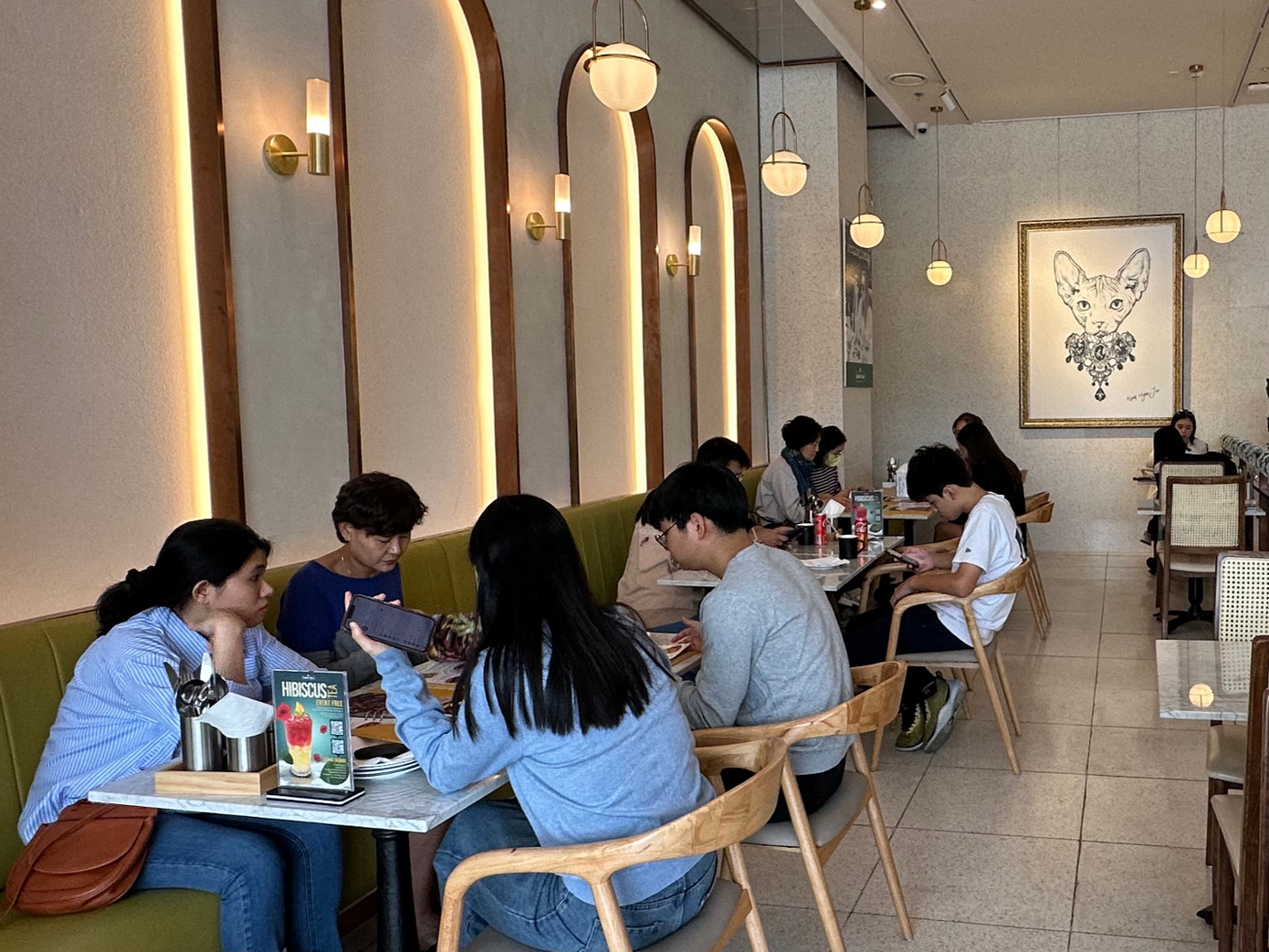 Nhà hàng phân khúc cao hơn cũng kín bàn