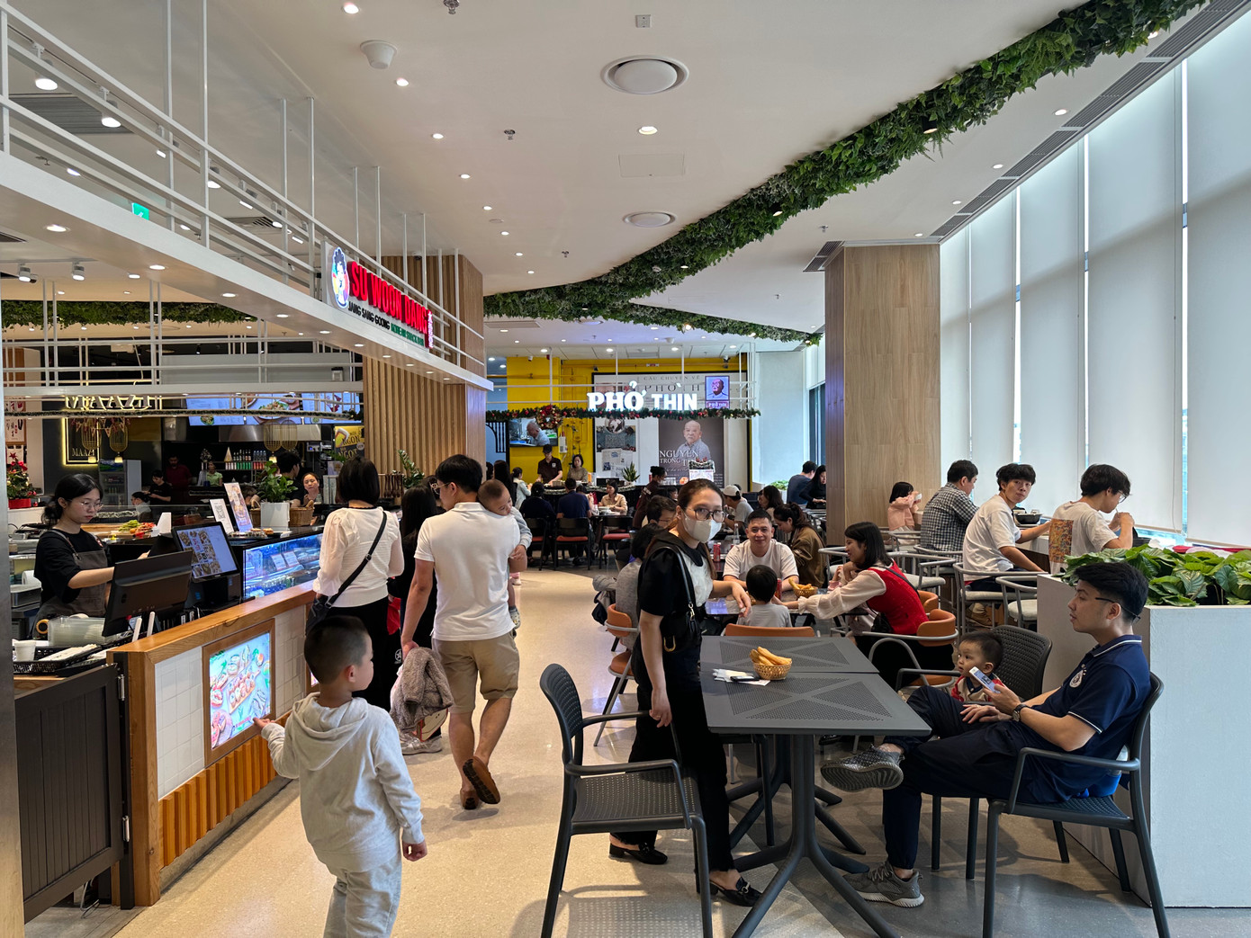 Dãy bàn không còn vị trí nào trống, khách hàng thậm chí phải chờ đợi nhau.