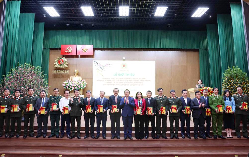 Bộ trưởng Lương Tam Quang và đồng chí Nguyễn Trọng Nghĩa, Ủy viên Bộ Chính trị, Bí thư Trung ương Đảng, Trưởng Ban Tuyên giáo và Dân vận Trung ương; đồng chí GS.TS Nguyễn Xuân Thắng, Ủy viên Bộ Chính trị, Giám đốc Học viện Chính trị quốc gia Hồ Chí Minh, Chủ tịch Hội đồng Lý luận Trung ương trao cuốn sách “Tuyệt đối trung thành với Tổ quốc, với Đảng, Nhà nước và nhân dân - Sáng ngời tư cách người Công an cách mạng” của Đại tướng, GS.TS Tô Lâm - Tổng Bí thư Ban Chấp hành Trung ương Đảng Cộng sản Việt Nam tặng các đại biểu tại buổi Lễ.