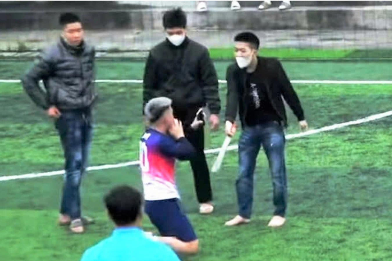 Nhóm đối tượng bắt "tình địch" quỳ ở sân bóng. Ảnh cắt từ clip. Nhóm đối tượng bắt "tình địch" quỳ ở sân bóng. Ảnh cắt từ clip.