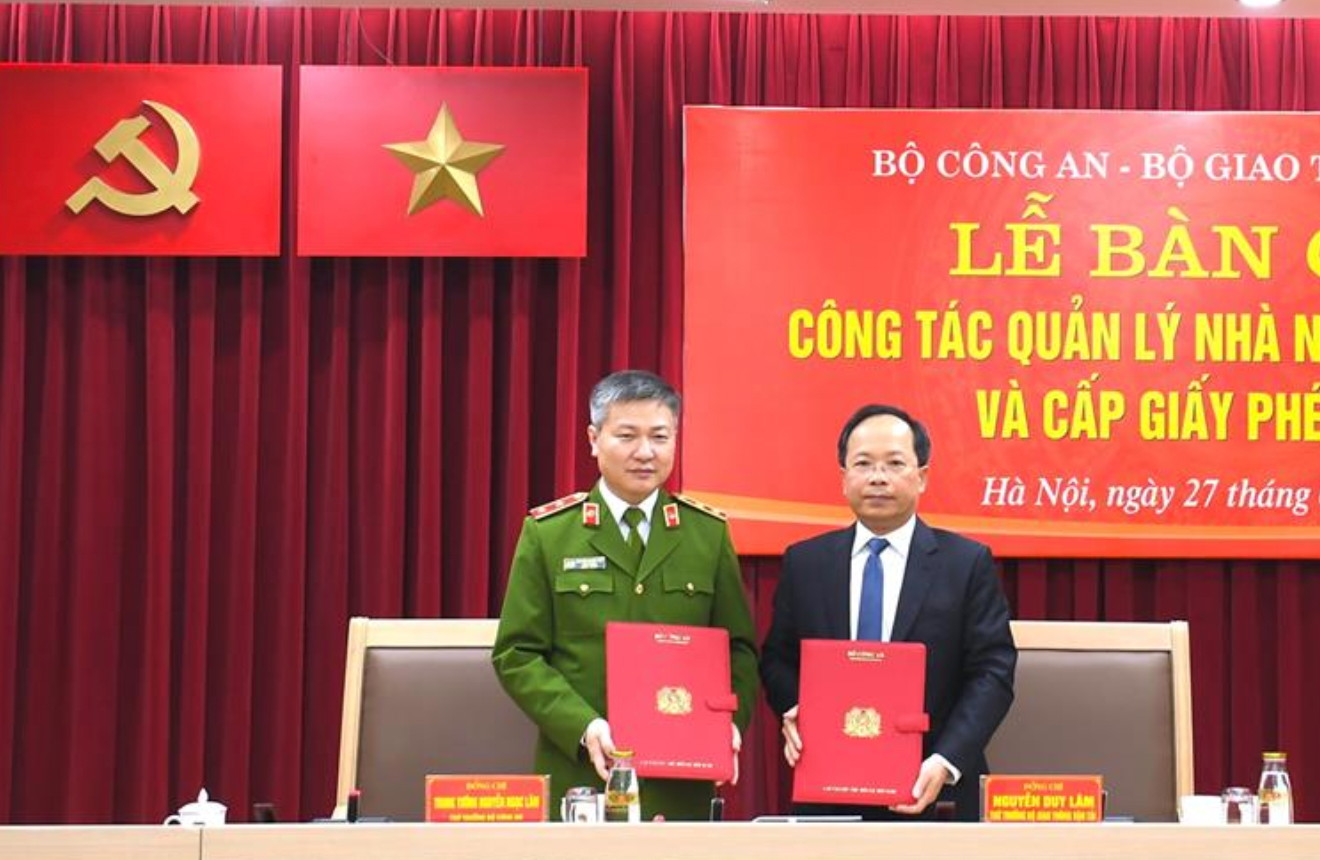 Thứ trưởng Bộ Công an Nguyễn Ngọc Lâm và Thứ trưởng Bộ Giao thông vận tải Nguyễn Duy Lâm ký, trao biên bản bàn giao công tác quản lý nhà nước về sát hạch và cấp GPLX.