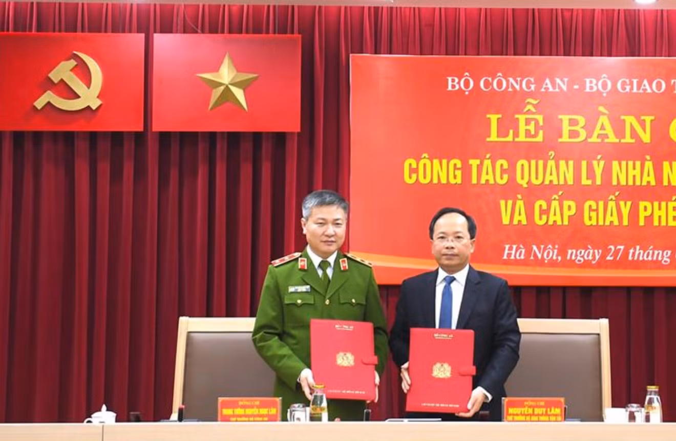 Thứ trưởng Bộ Công an Nguyễn Ngọc Lâm và Thứ trưởng Bộ Giao thông vận tải Nguyễn Duy Lâm ký, trao biên bản bàn giao công tác quản lý nhà nước về sát hạch và cấp GPLX.