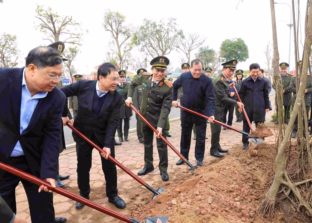 Bộ trưởng Lương Tam Quang cùng các đại biểu trồng cây tại khuôn viên Công an tỉnh Nam Định. Bộ trưởng Lương Tam Quang cùng các đại biểu trồng cây tại khuôn viên Công an tỉnh Nam Định.