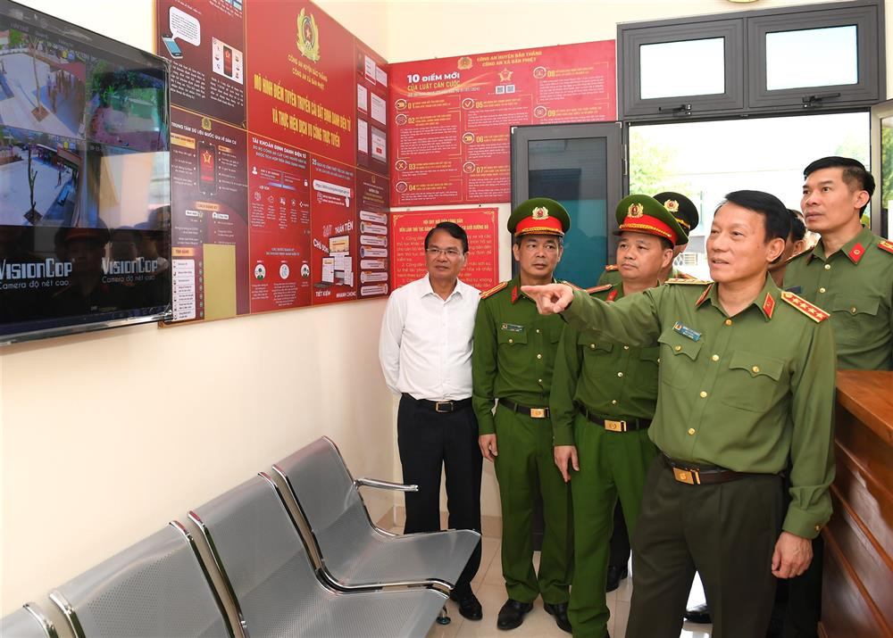 Bộ trưởng Lương Tam Quang thăm trụ sở Công an xã Bản Phiệt, huyện Bảo Thắng, tỉnh Lào Cai.