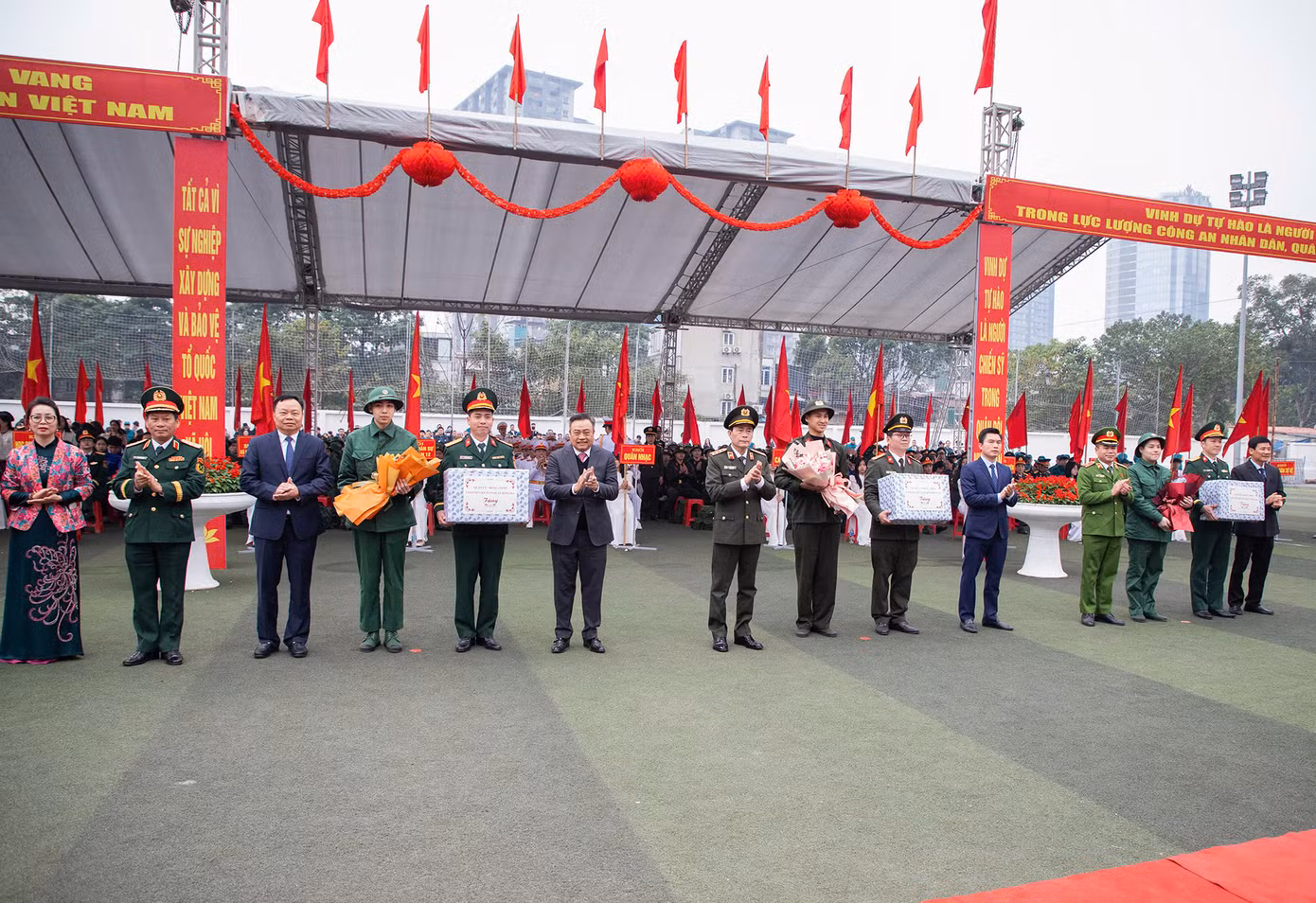 Các đại biểu cùng tân binh trong ngày hội tòng quân.
