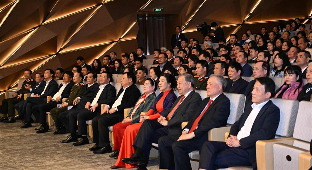 Tổng Bí thư Tô Lâm và các đại biểu tham dự chương trình nghệ thuật. Tổng Bí thư Tô Lâm và các đại biểu tham dự chương trình nghệ thuật.