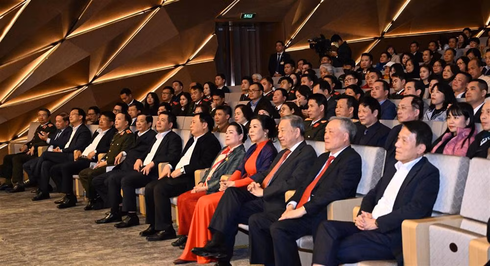 Tổng Bí thư Tô Lâm và các đại biểu tham dự chương trình nghệ thuật.