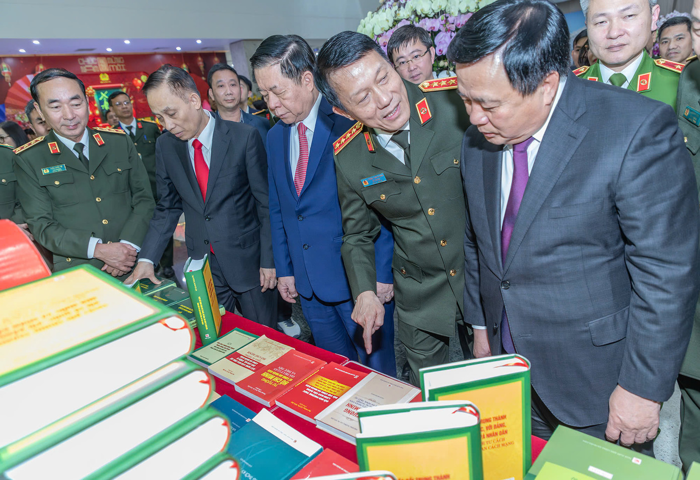 Các đại biểu tại lễ ra mắt cuốn sách.