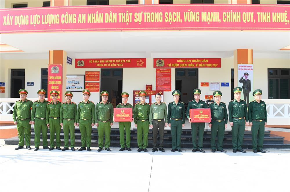 Bộ trưởng Lương Tam Quang thăm trụ sở Công an xã Bản Phiệt, huyện Bảo Thắng, tỉnh Lào Cai.