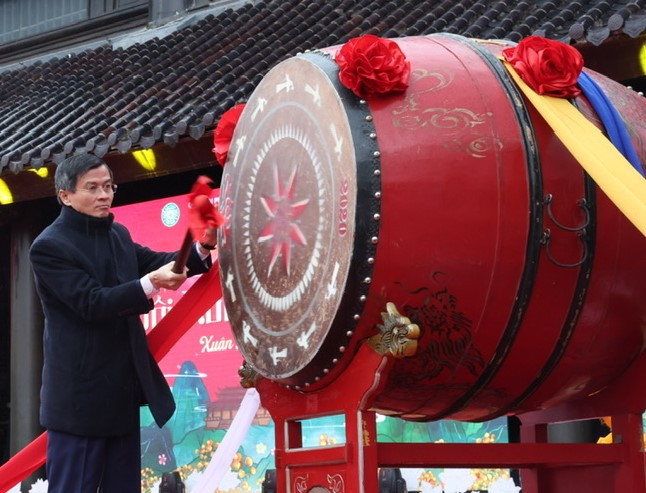Bí thư Tỉnh ủy Ninh Bình Đoàn Minh Huấn đánh trống khai hội. Ảnh: N.T.