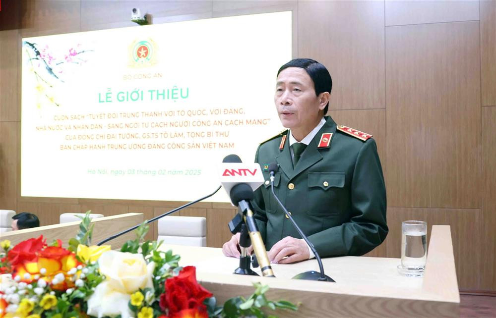 Thứ trưởng Lê Quốc Hùng trình bày khái quát về nội dung cuốn sách.