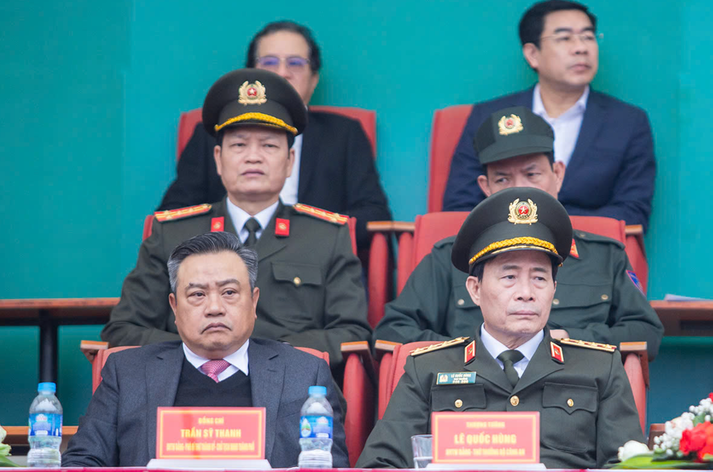 Chủ tịch UBND Hà Nội Trần Sỹ Thanh (bên trái hàng ghế đầu) và Thượng tướng Lê Quốc Hùng tại lễ tòng quân. Chủ tịch UBND Hà Nội Trần Sỹ Thanh (bên trái hàng ghế đầu) và Thượng tướng Lê Quốc Hùng tại lễ tòng quân.