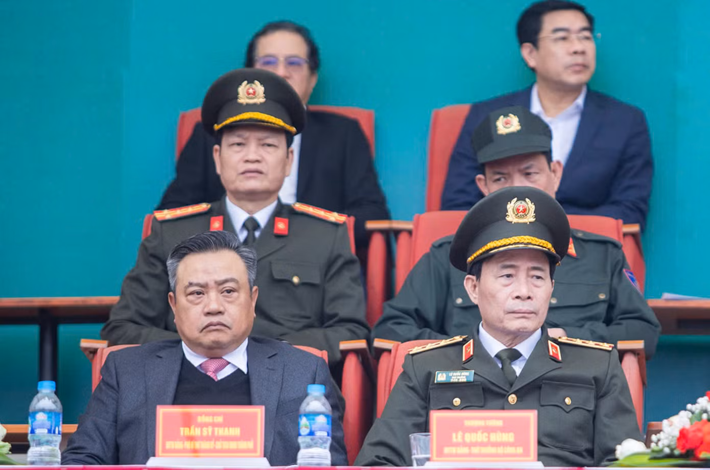 Chủ tịch UBND Hà Nội Trần Sỹ Thanh (bên trái hàng ghế đầu) và Thượng tướng Lê Quốc Hùng tại lễ tòng quân.