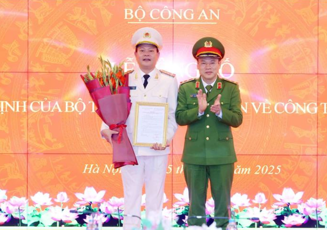 Thứ trưởng Nguyễn Văn Long trao Quyết định, tặng hoa chúc mừng Đại tá Vũ Văn Tấn. Thứ trưởng Nguyễn Văn Long trao Quyết định, tặng hoa chúc mừng Đại tá Vũ Văn Tấn.