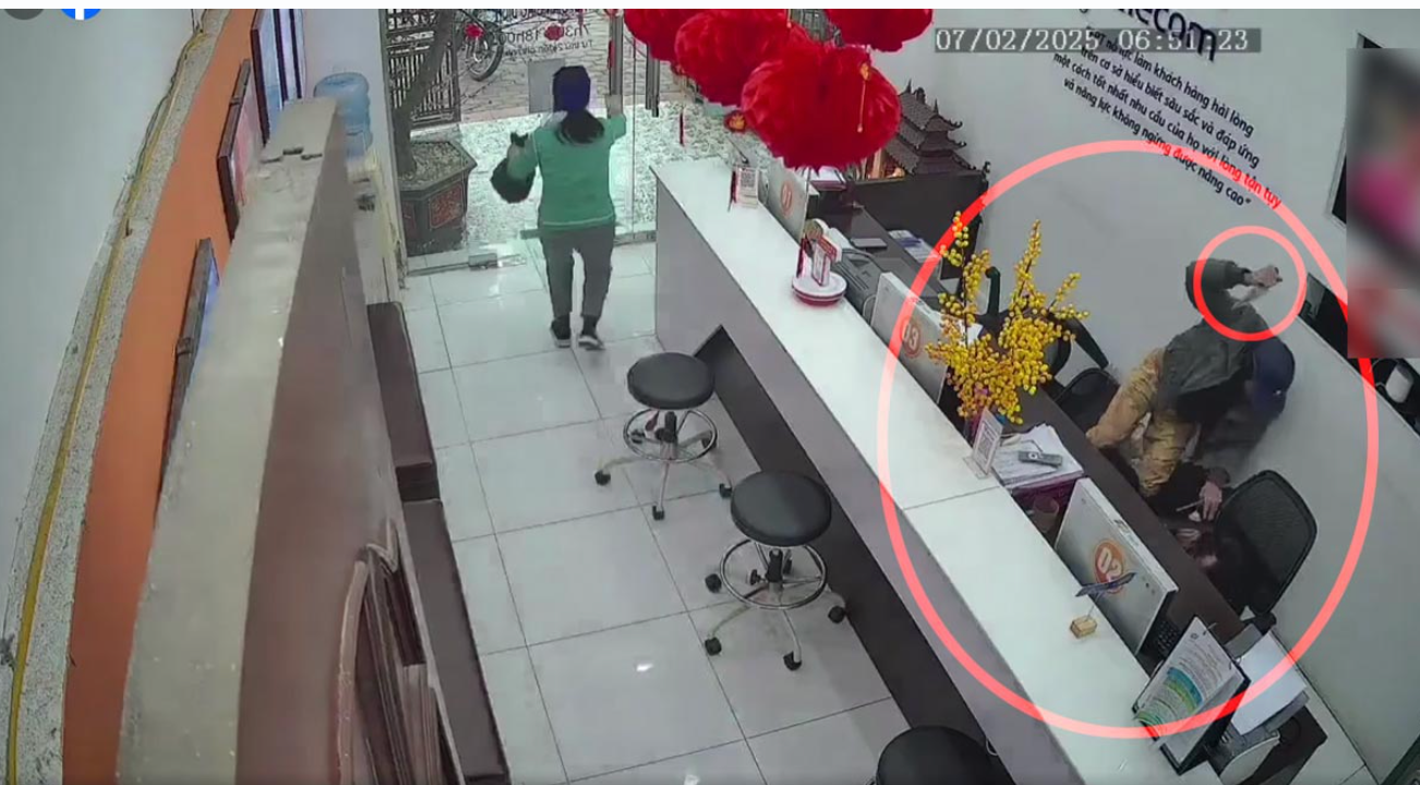 Đối tượng dùng dao đe doạ nhân viên tại 1 cửa hàng ở Nam Định. Đối tượng dùng dao đe doạ nhân viên tại 1 cửa hàng ở Nam Định.