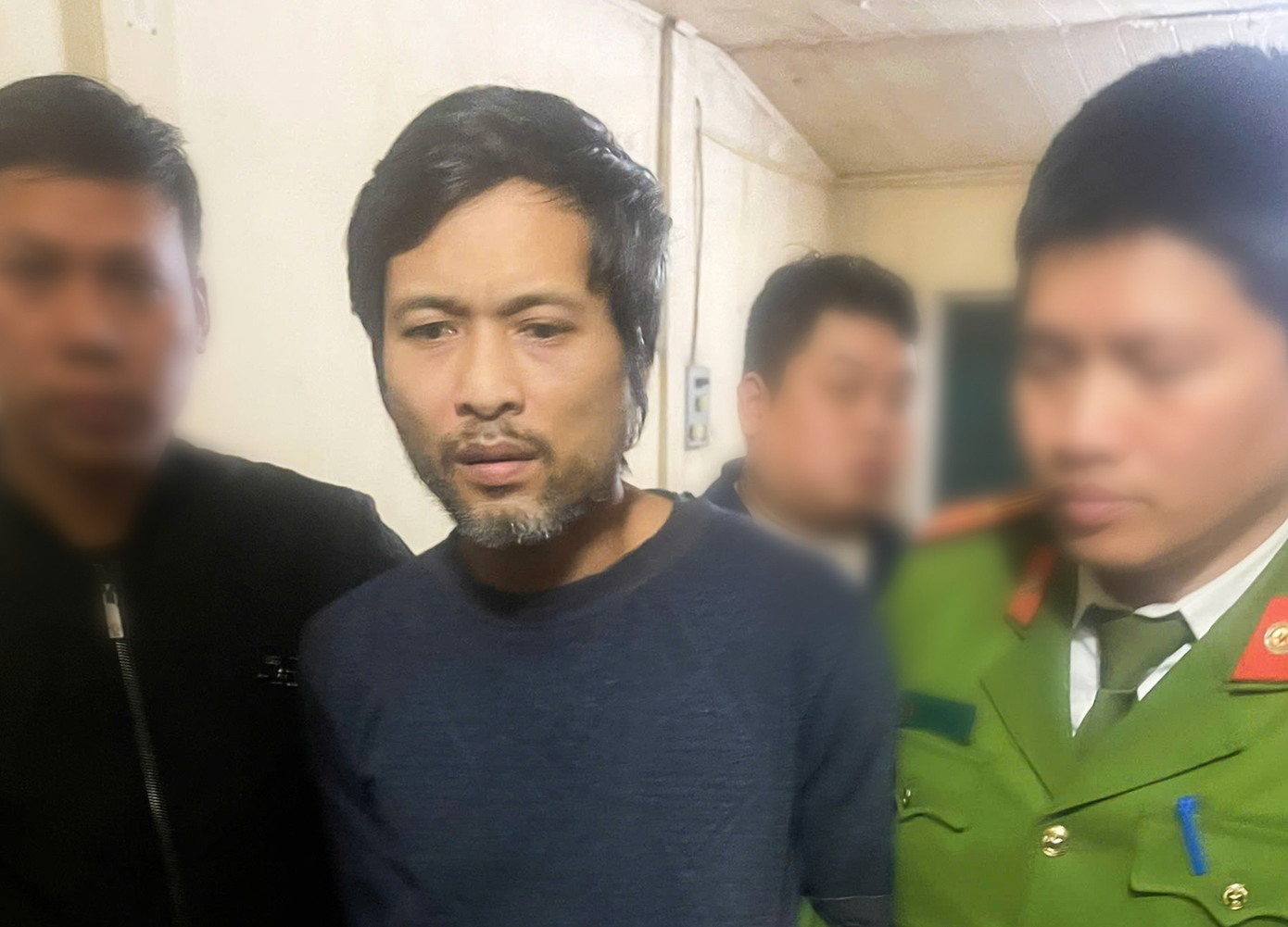 Tú bị tạm giữ. Tú bị tạm giữ.