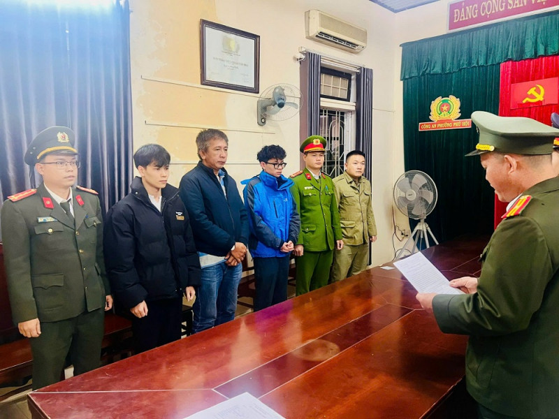 Cơ quan An ninh điều tra Công an TP Huế tống đạt quyết định khởi tố vụ án, khởi tố bị can và bắt tạm giam các đối tượng.