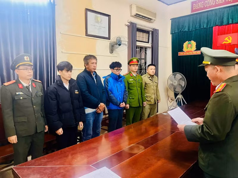 Cơ quan An ninh điều tra Công an TP Huế tống đạt quyết định khởi tố vụ án, khởi tố bị can và bắt tạm giam các đối tượng. Cơ quan An ninh điều tra Công an TP Huế tống đạt quyết định khởi tố vụ án, khởi tố bị can và bắt tạm giam các đối tượng.