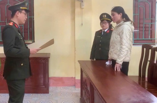 Cơ quan An ninh điều tra - Công an tỉnh Thái Bình tống đạt các quyết định, lệnh tố tụng đối với Nguyễn Thị Mùi. Ảnh: C.A. Cơ quan An ninh điều tra - Công an tỉnh Thái Bình tống đạt các quyết định, lệnh tố tụng đối với Nguyễn Thị Mùi. Ảnh: C.A.