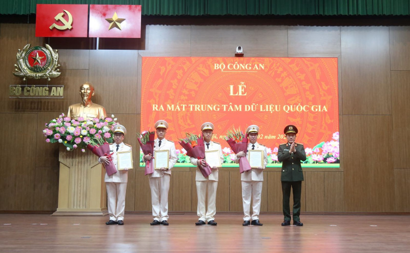 Bộ trưởng Lương Tam Quang trao quyết định điều động, bổ nhiệm đối với các đồng chí trong Ban Giám đốc Trung tâm dữ liệu quốc gia.