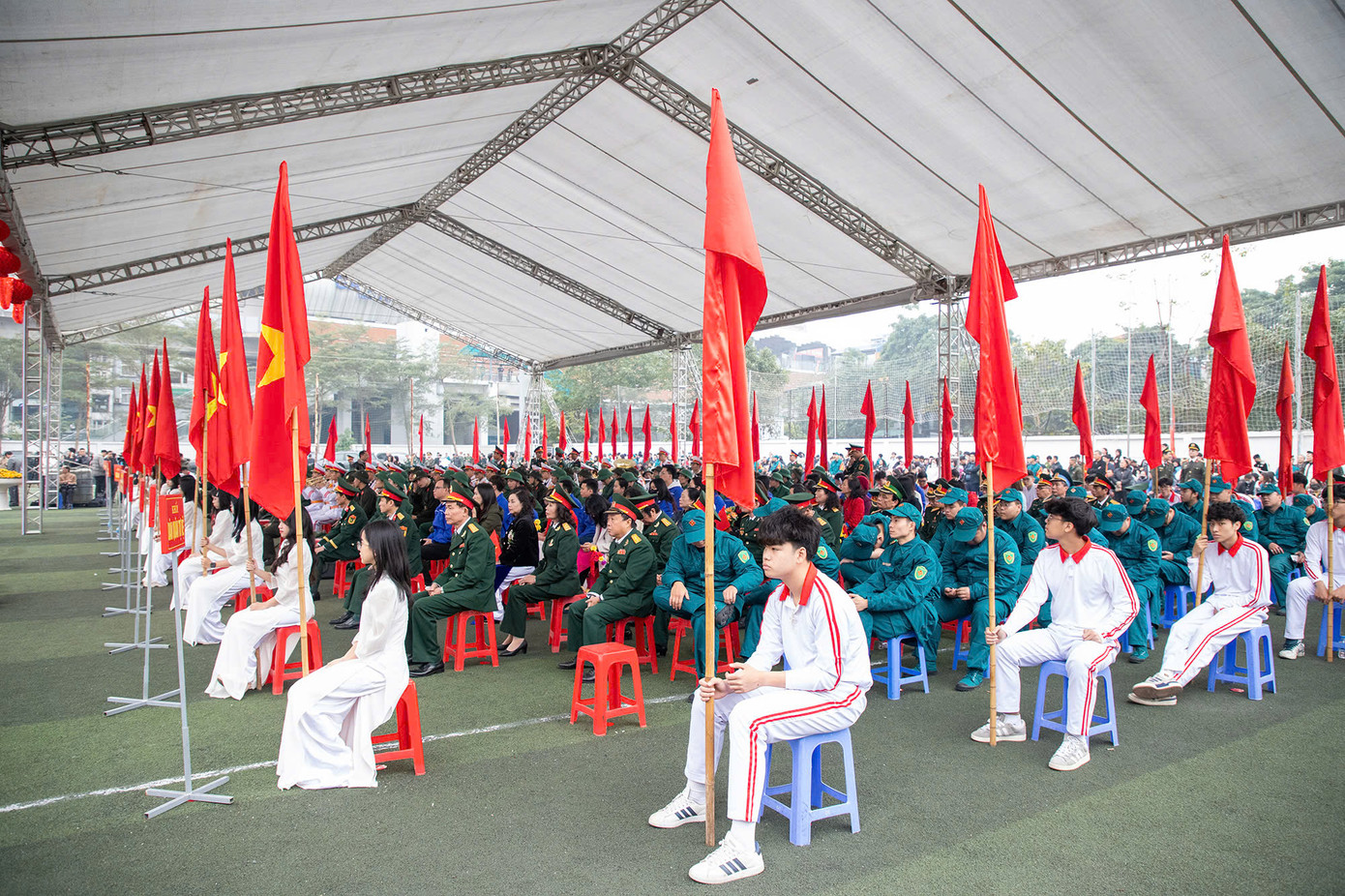 Các đại biểu cùng tân binh trong ngày hội tòng quân. Các đại biểu cùng tân binh trong ngày hội tòng quân.