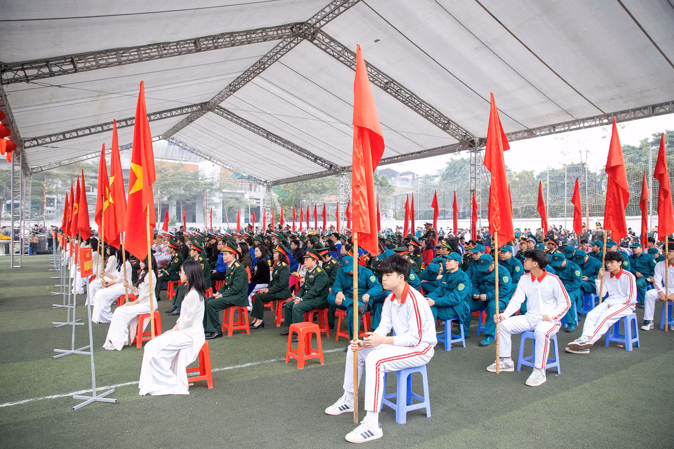 Các đại biểu cùng tân binh trong ngày hội tòng quân.