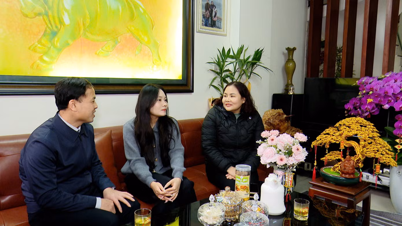 Lãnh đạo phường Vân Giang (thành phố Hoa Lư) đến thăm, động viên Trương Khánh Linh trước ngày nhập ngũ.