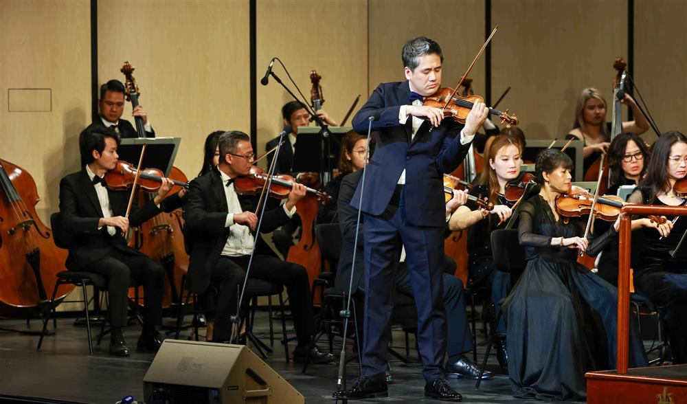 Các nghệ sỹ tại buổi hoà nhạc. Các nghệ sỹ tại buổi hoà nhạc.