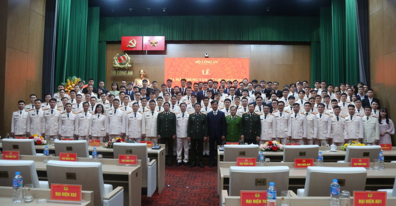 Đồng chí Nguyễn Duy Ngọc, Chủ nhiệm Ủy ban Kiểm tra Trung ương và Bộ trưởng Lương Tam Quang cùng các đại biểu tại Lễ ra mắt Trung tâm Dữ liệu quốc gia.