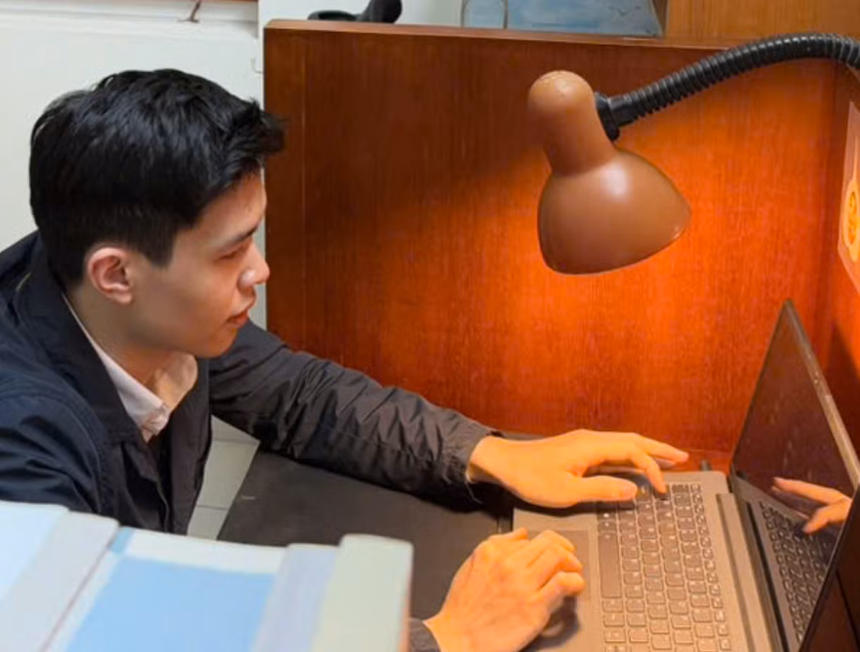 Lê Văn Nam luôn không ngừng học tập, trau dồi kiến thức.