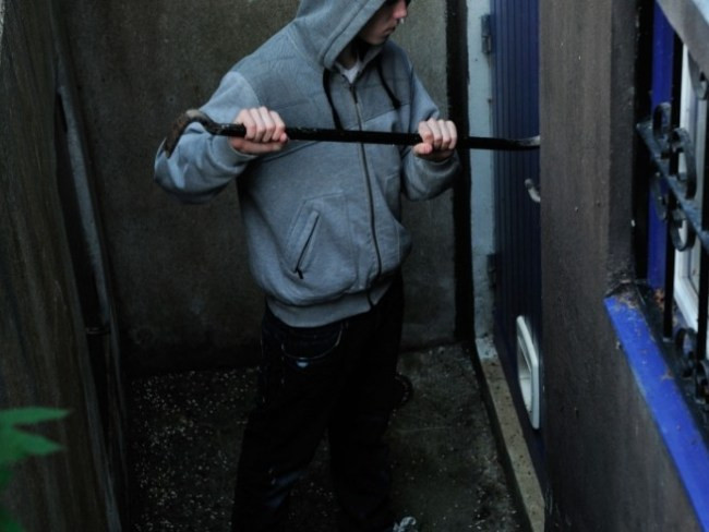 Tên trộm sợ hãi gọi cảnh sát. Ảnh minh họa