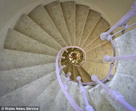 Các phòng được nối với nhau bằng một cầu thang đá hình xoắn ốc