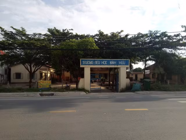 Học sinh lớp 1 bị cô giáo đánh bầm tím người ảnh 2