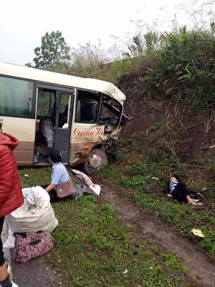 Xe khách 29 chỗ đâm trực diện xe tải, nhiều người bị thương ảnh 1