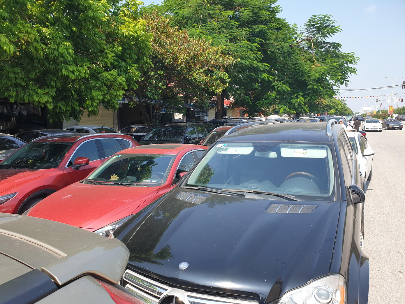 Vô tư bán vé giả, bãi xe tự phát tha hồ 'chặt chém' ở lễ hội chọi trâu Đồ Sơn ảnh 7