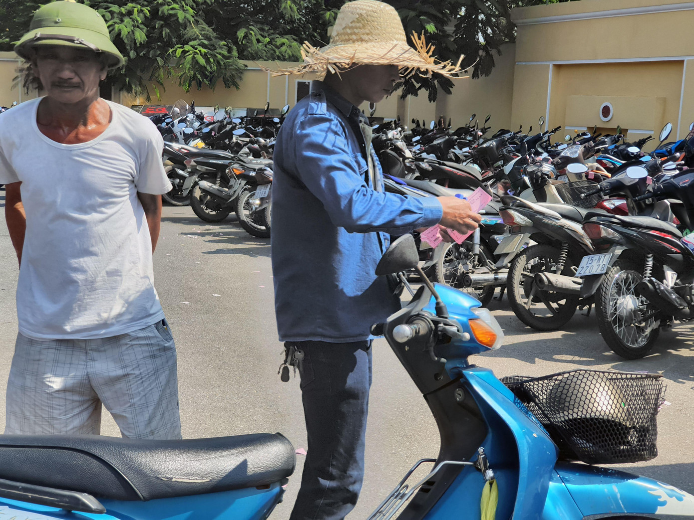 Vô tư bán vé giả, bãi xe tự phát tha hồ 'chặt chém' ở lễ hội chọi trâu Đồ Sơn ảnh 12