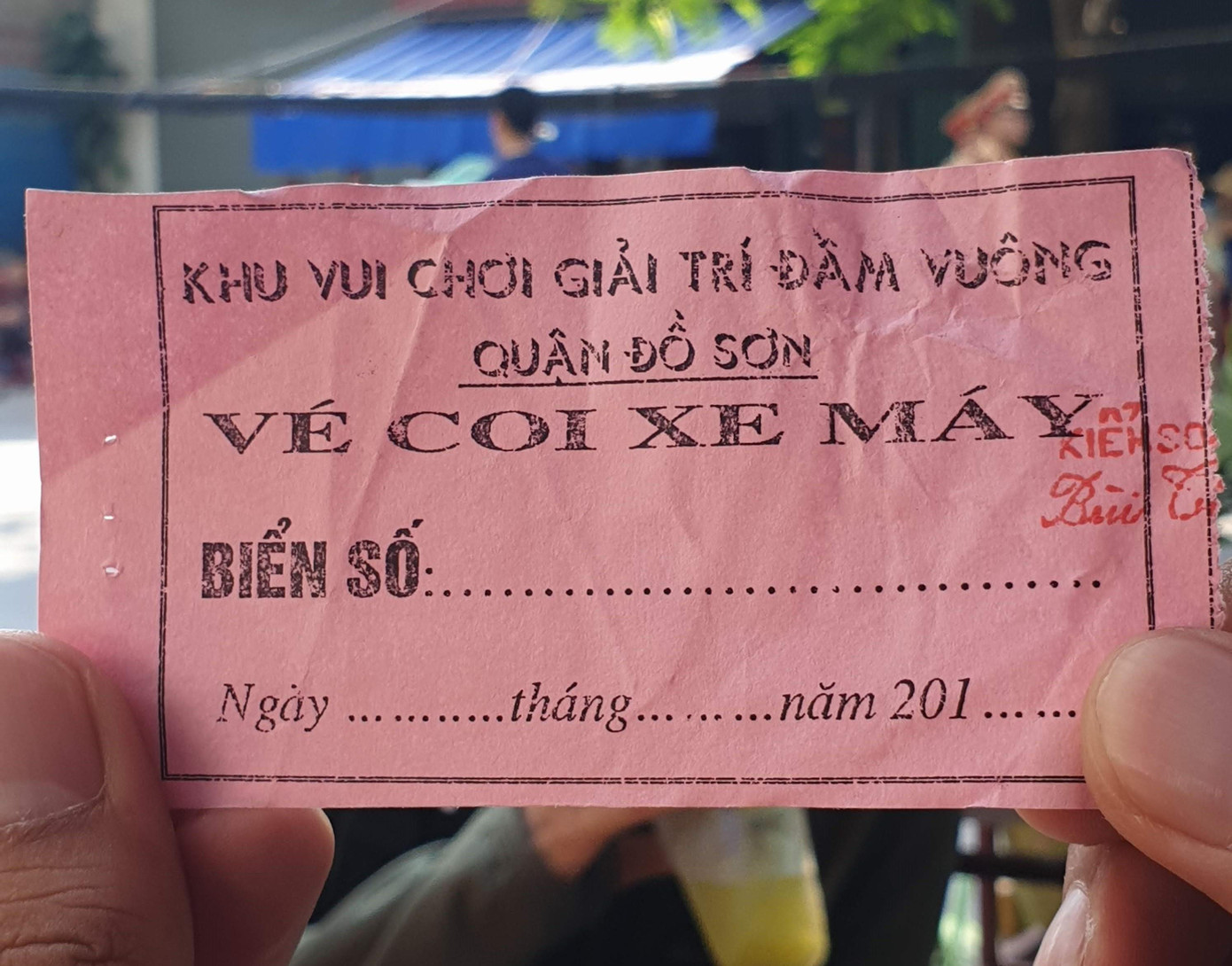 Vô tư bán vé giả, bãi xe tự phát tha hồ 'chặt chém' ở lễ hội chọi trâu Đồ Sơn ảnh 11
