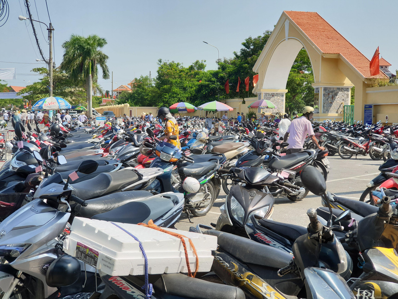 Vô tư bán vé giả, bãi xe tự phát tha hồ 'chặt chém' ở lễ hội chọi trâu Đồ Sơn ảnh 8