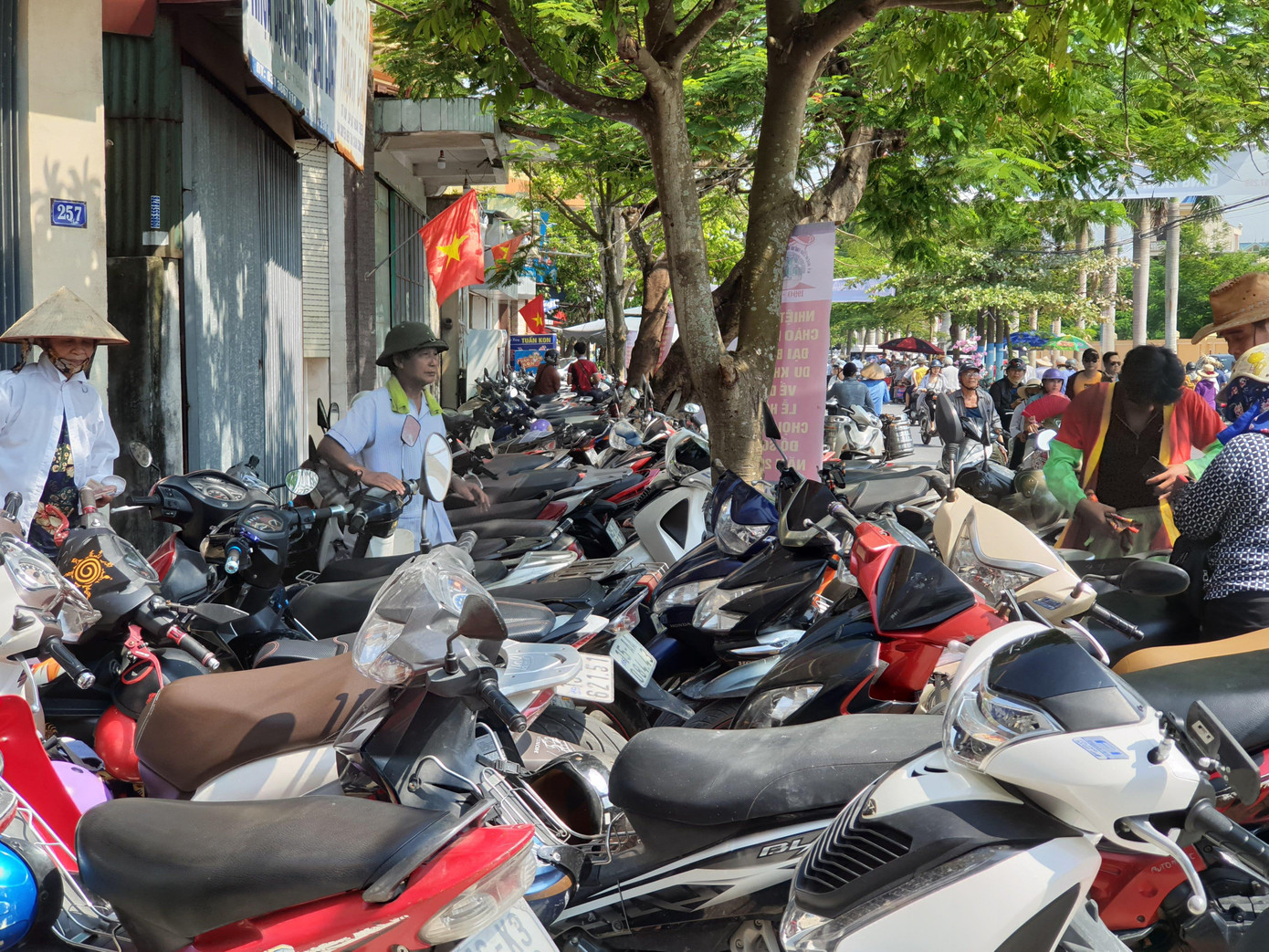 Vô tư bán vé giả, bãi xe tự phát tha hồ 'chặt chém' ở lễ hội chọi trâu Đồ Sơn ảnh 9