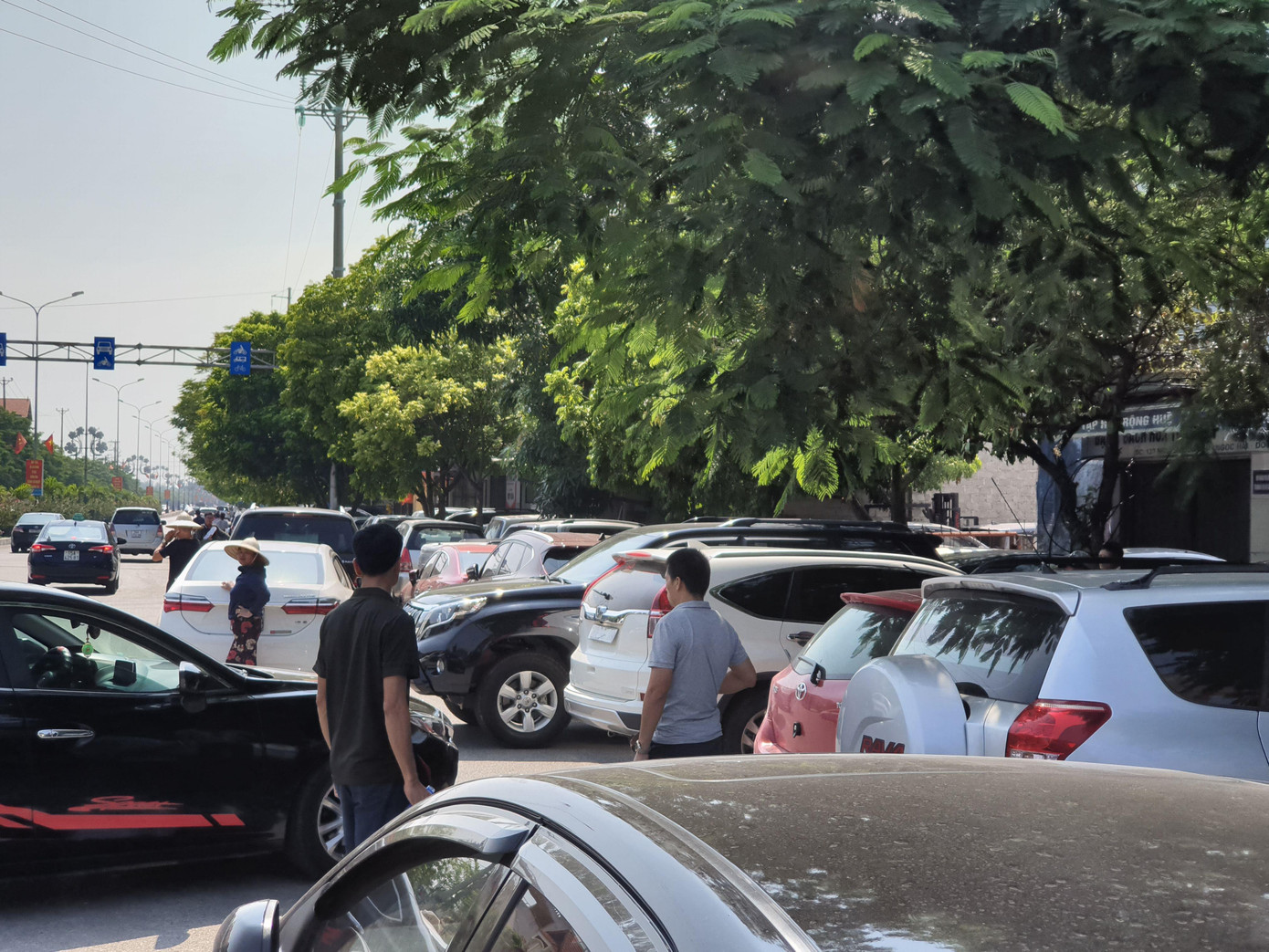 Vô tư bán vé giả, bãi xe tự phát tha hồ 'chặt chém' ở lễ hội chọi trâu Đồ Sơn ảnh 6