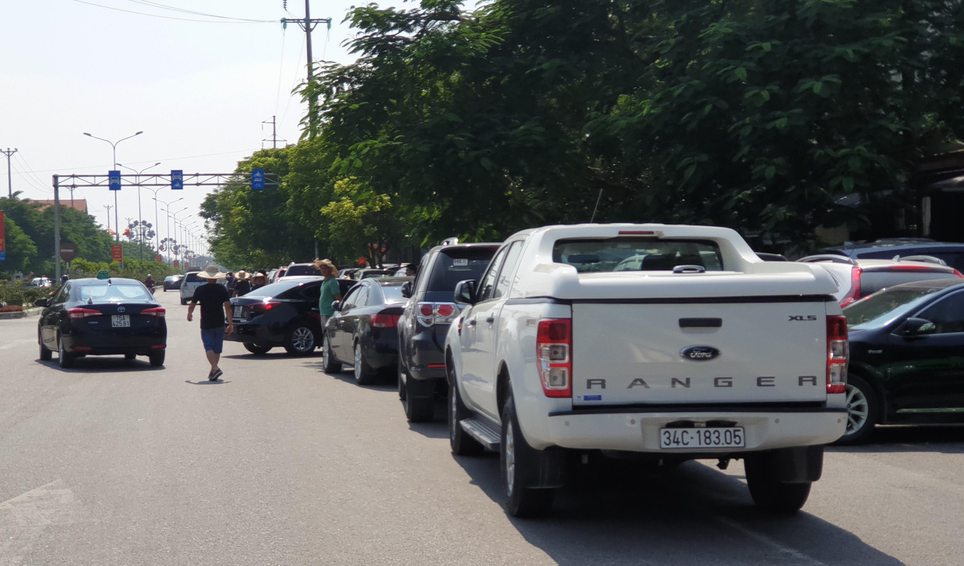 Vô tư bán vé giả, bãi xe tự phát tha hồ 'chặt chém' ở lễ hội chọi trâu Đồ Sơn ảnh 4