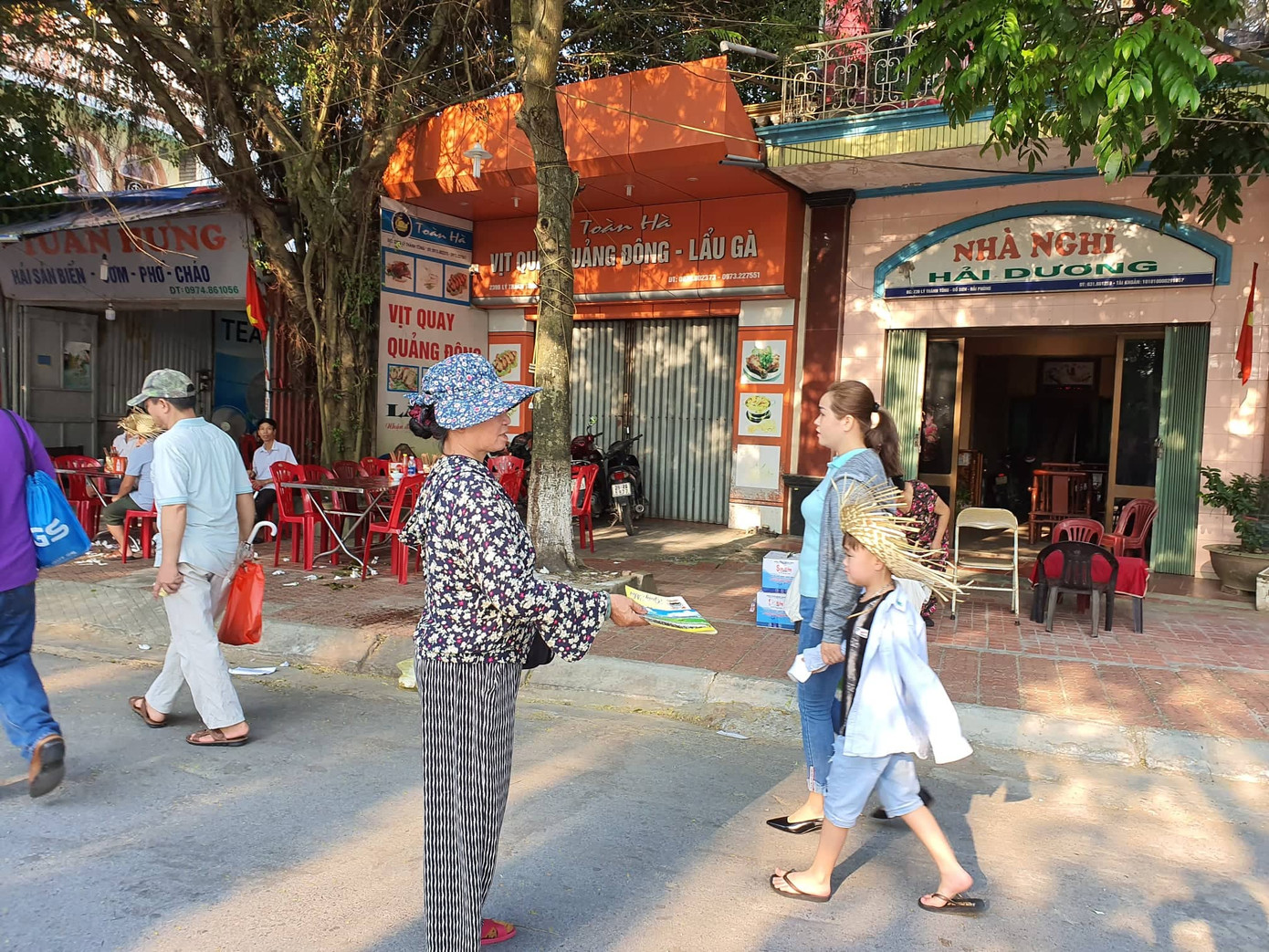 Vô tư bán vé giả, bãi xe tự phát tha hồ 'chặt chém' ở lễ hội chọi trâu Đồ Sơn ảnh 3