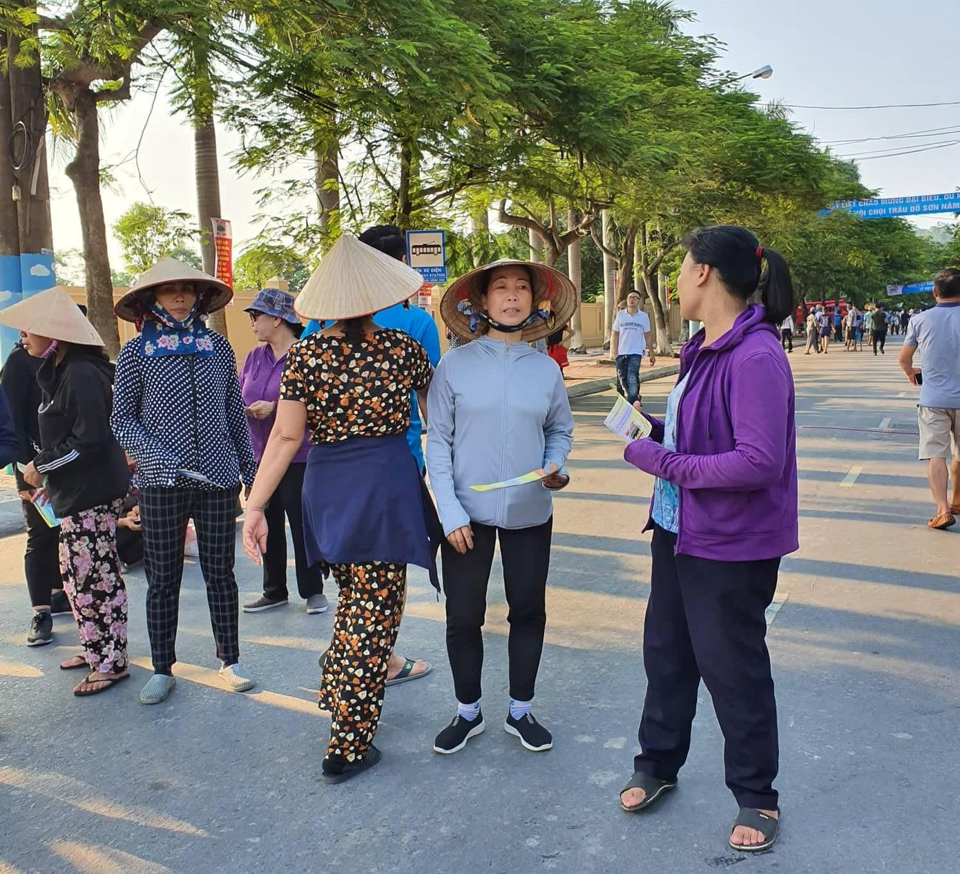 Vô tư bán vé giả, bãi xe tự phát tha hồ 'chặt chém' ở lễ hội chọi trâu Đồ Sơn ảnh 1