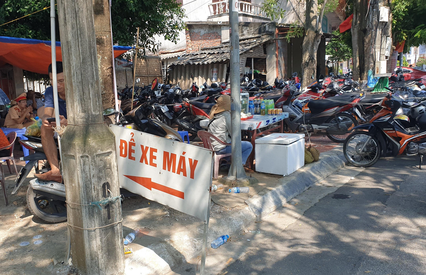 Vô tư bán vé giả, bãi xe tự phát tha hồ 'chặt chém' ở lễ hội chọi trâu Đồ Sơn ảnh 10