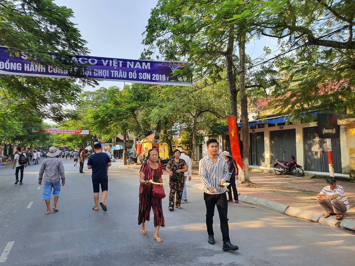 Vô tư bán vé giả, bãi xe tự phát tha hồ 'chặt chém' ở lễ hội chọi trâu Đồ Sơn ảnh 2
