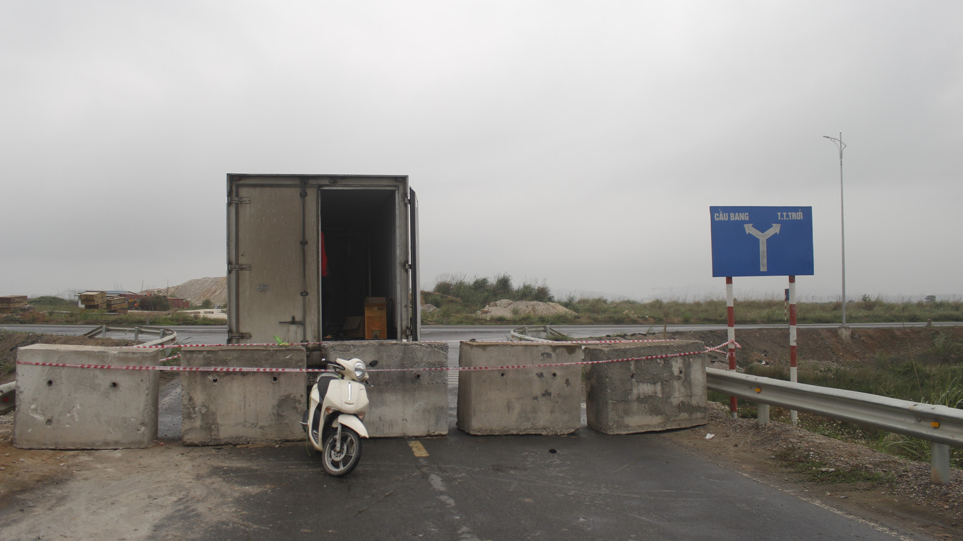 Quảng Ninh lên tiếng vụ đổ đất, cẩu bê tông chặn đường kiểm soát dịch ảnh 1