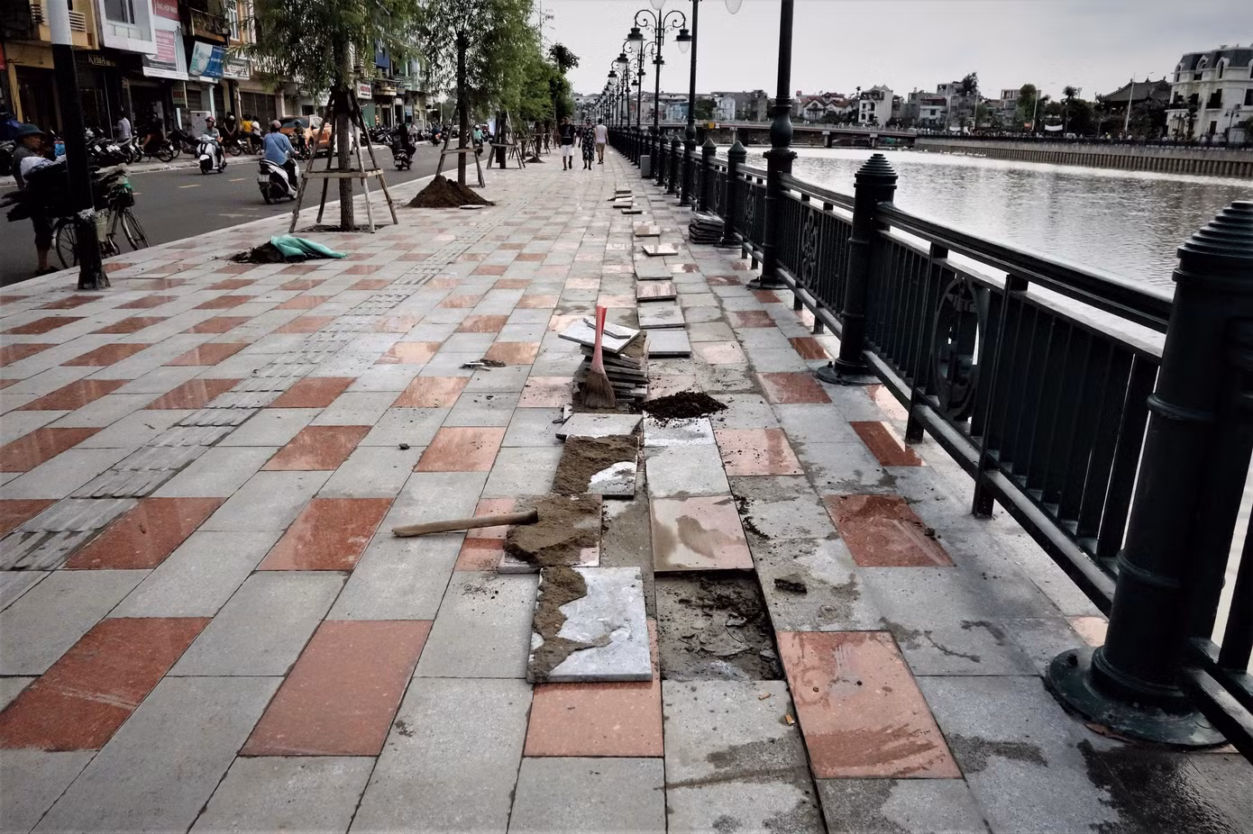 Dự án gần 1.500 tỷ vừa khánh thành đã phải lột vỉa hè làm lại ảnh 3